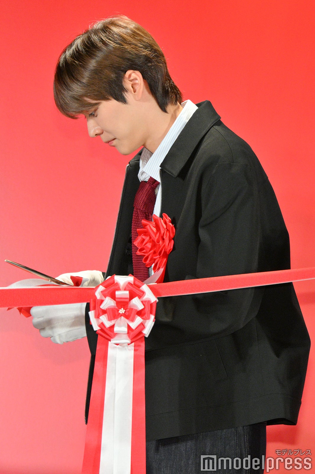 ハサミを受け取るウンソク（C）モデルプレス