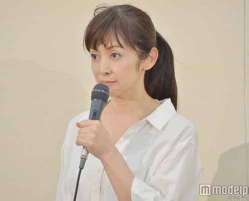 W不倫報道の斉藤由貴が会見 “手つなぎデート”を釈明