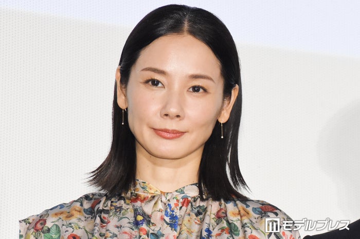 吉田羊、白タイツで美脚際立つ「個性的でおしゃれ」「着こなせるの凄い」と反響