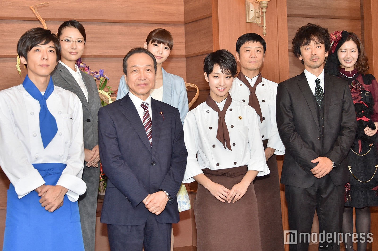 ドラマ「グ・ラ・メ！～総理の料理番～」制作発表記者会見／（前列左から）高橋一生、小日向文世、剛力彩芽、滝藤賢一（後列左から）松尾幸実、新川優愛、三宅弘城、内藤理沙（C）モデルプレス