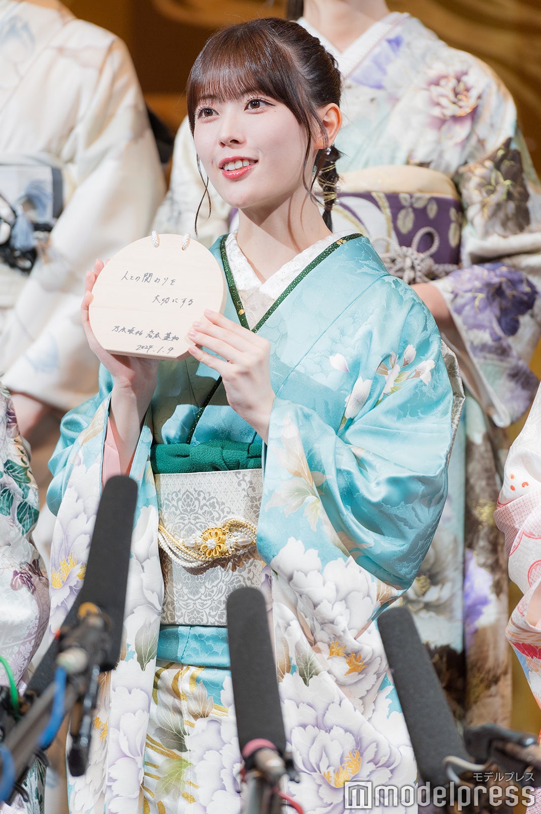 絵馬を紹介する岩本蓮加（C）モデルプレス