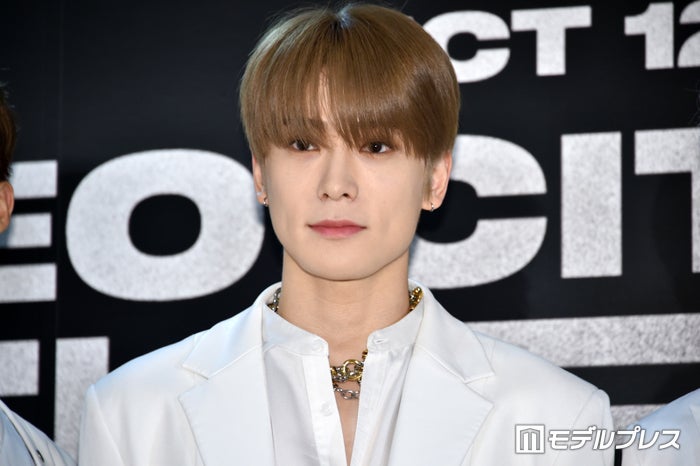 入隊のNCTジェヒョン、丸刈り姿披露 散髪中の様子も公開