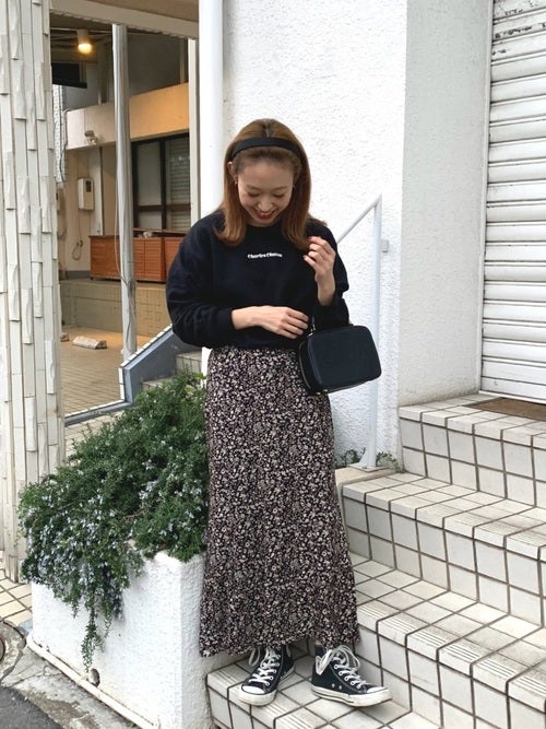 黒のスウェットに花柄スカート、黒のハイカットコンバースを合わせたコーデ