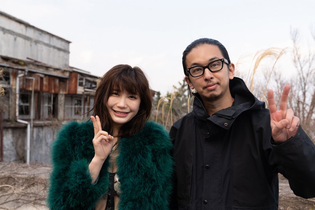 「クレイジージャーニー」×「スピリッツ」コラボ、小倉優香がグラビア撮影