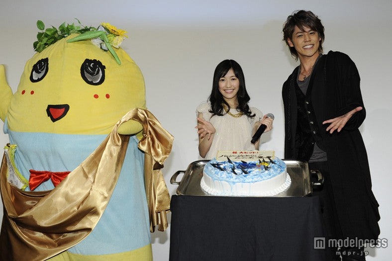 （左より）ふなっしー、渡辺麻友、宮野真守