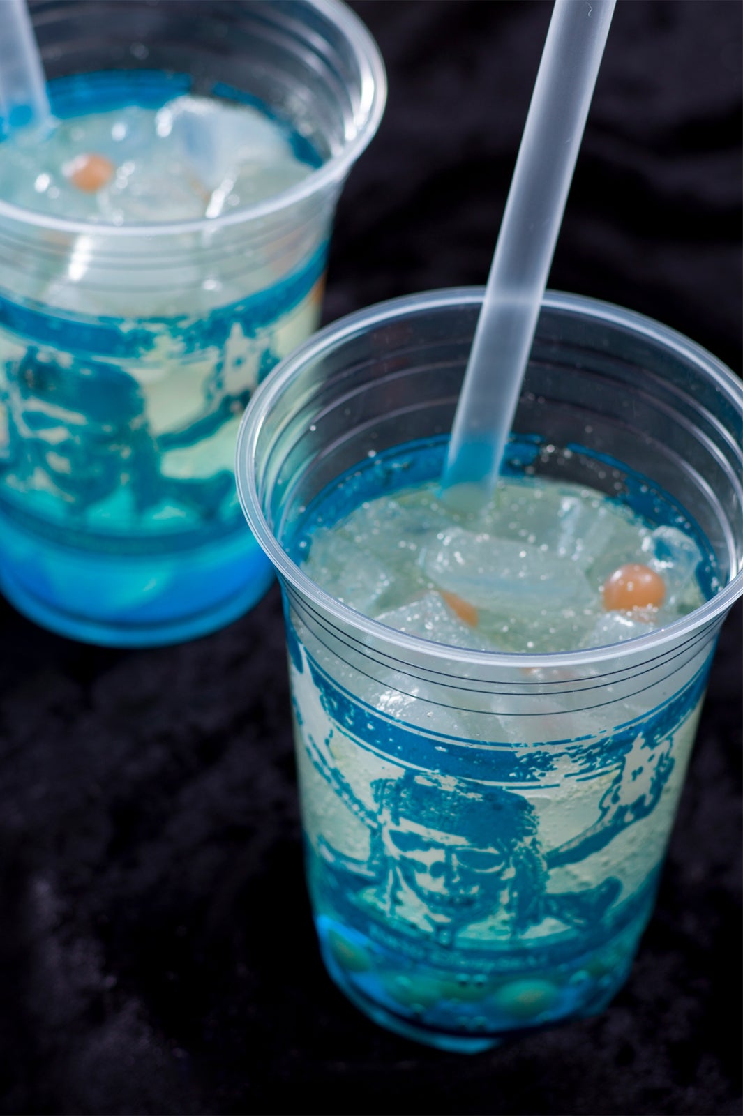 スペシャルスパークリングカクテル（ブルーキュラソーシロップ）1杯￥680 （C）Disney