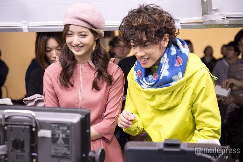 「Fit’S」新CM「うしろまえ」編に出演する佐々木希、佐藤健