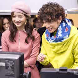 「Fit’S」新CM「うしろまえ」編に出演する佐々木希、佐藤健