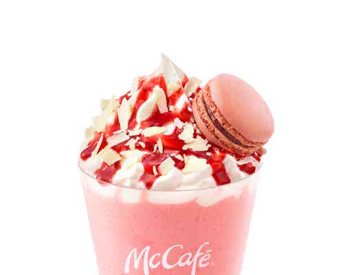 【マックカフェ新作メニュー】「ホワイトチョコストロベリーフラッペ & マカロン ラズベリー」初のマカロン付きフラッペ登場