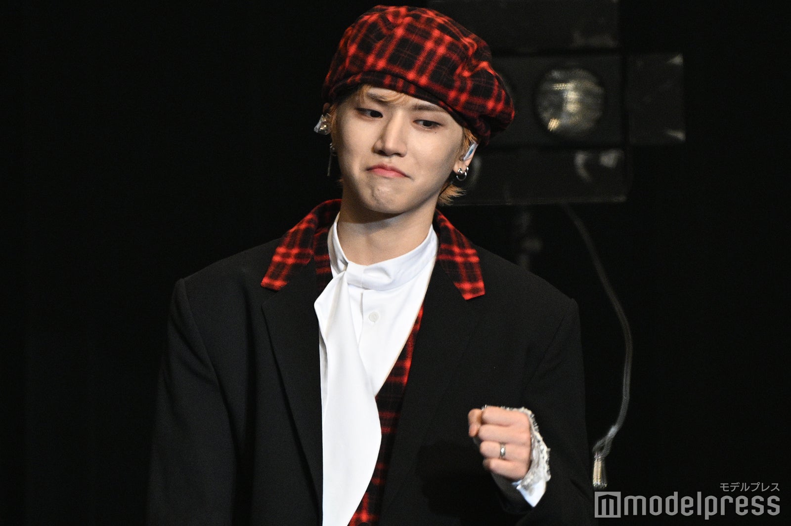 ガッツポーズするRIWOO（リウ）（C）モデルプレス