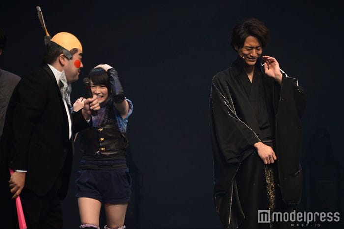 須藤公一に叩かれる川栄李奈、浅香航大(C)モデルプレス