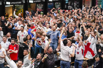 英、W杯は在宅勤務で観戦