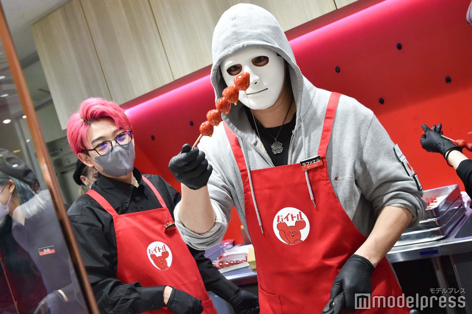 真剣にいちご飴を作るラファエル、見守るおだけい （C）モデルプレス