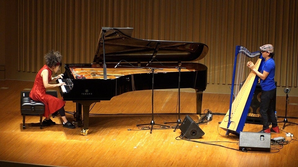 上原ひろみ（左）／写真提供：関西テレビ