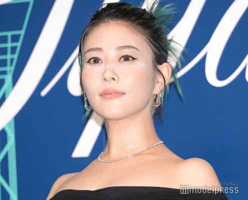 高畑充希、父から贈られた初ジュエリーは「ティファニー」グリーンヘア×オフショルダードレスで登場<ティファニー表参道オープニングイベント>