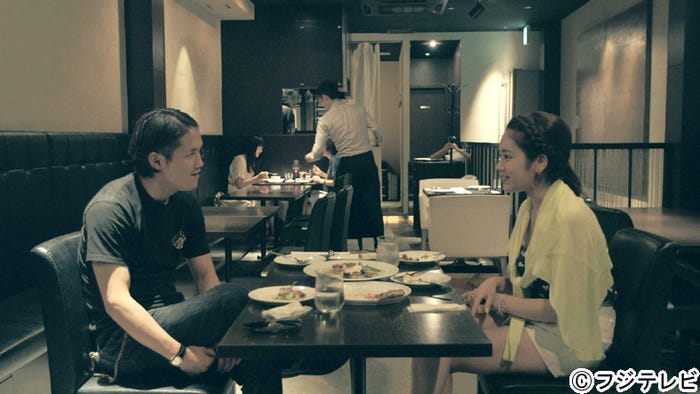 2人きりで食事する宮城大樹(左)と筧美和子(右)/「テラスハウス」7月26日放送回より