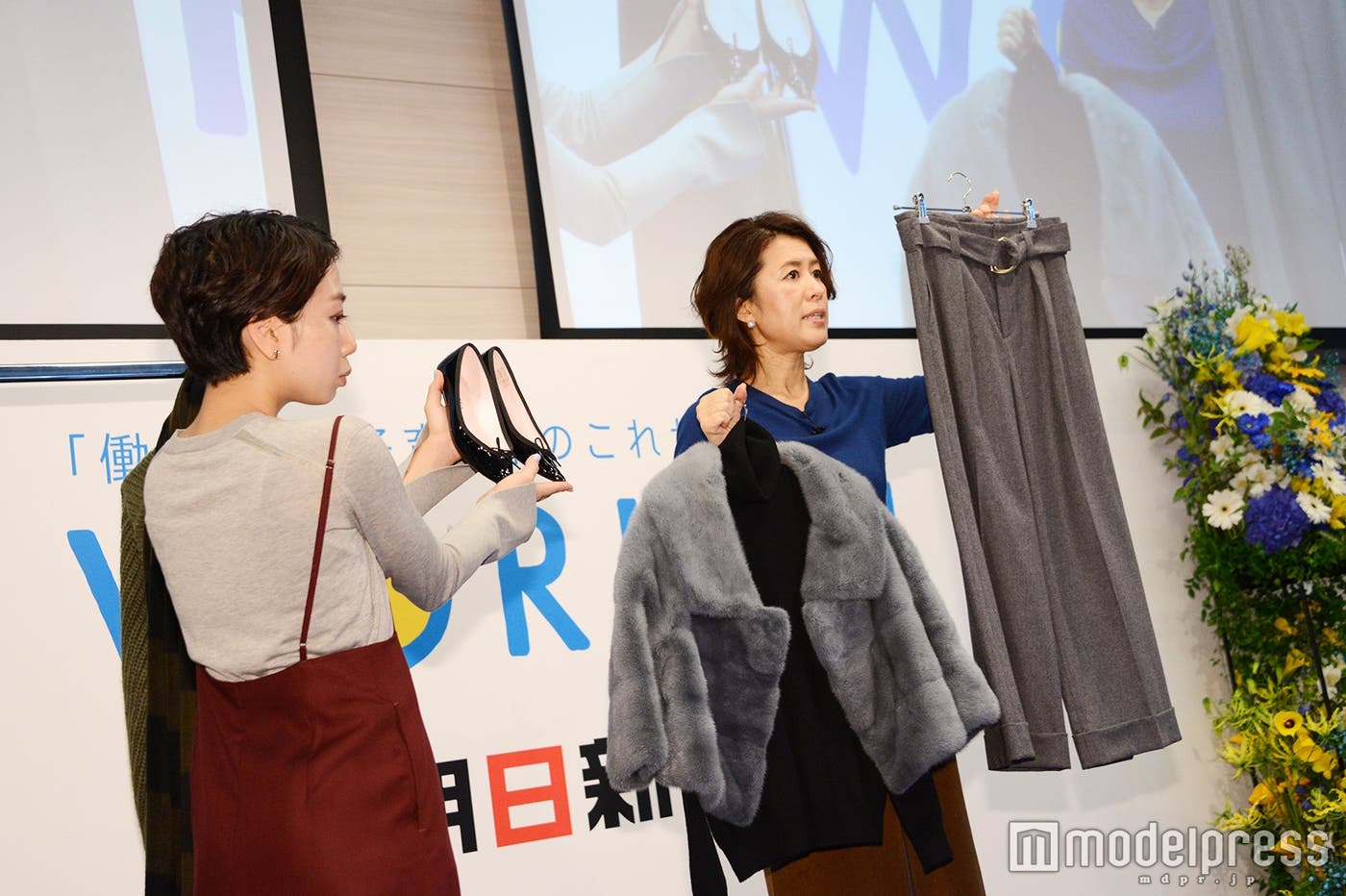 グレーの9分丈パンツが1本あれば便利/スタイリスト・大草直子氏(右)(C)モデルプレス