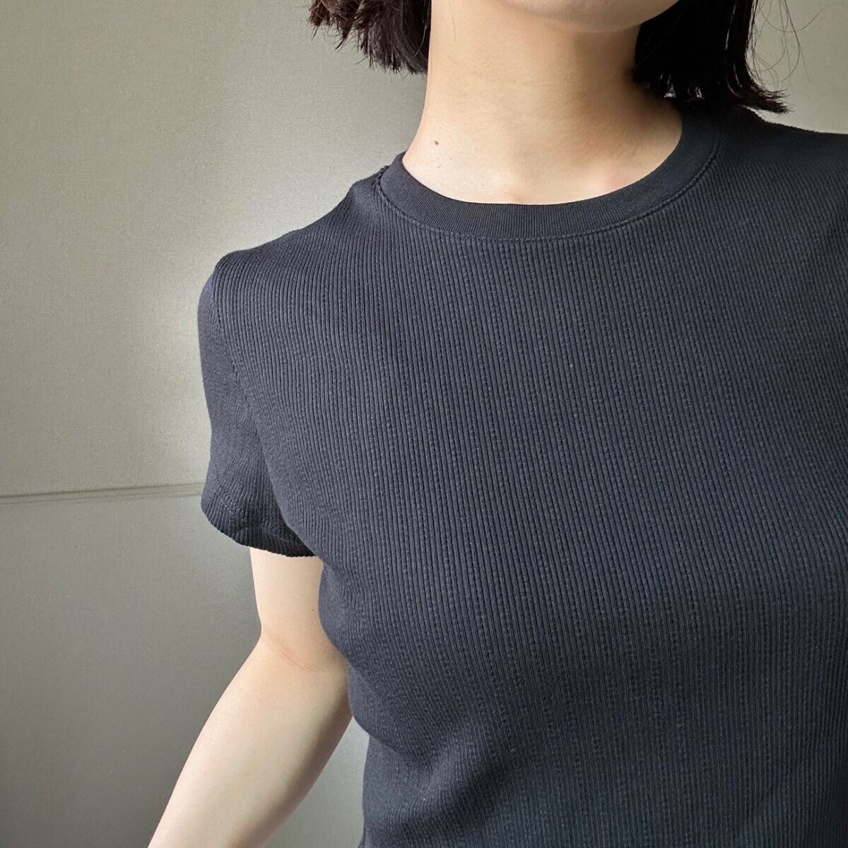 黒いリブミニTシャツを着用した女性の胸元から首元のアップ 黒いリブミニTシャツを着用した女性の胸元から首元のアップ