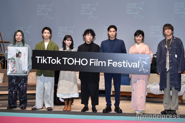 (左から)しんのすけ、西野遼、福本莉子、山口景伍監督、磯村勇斗、水野真紀、Rin音(C)モデルプレス