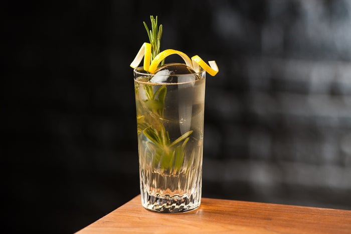 シルバー ニードル ハイボール1,800円（税抜）／画像提供：スターバックス コーヒー ジャパン