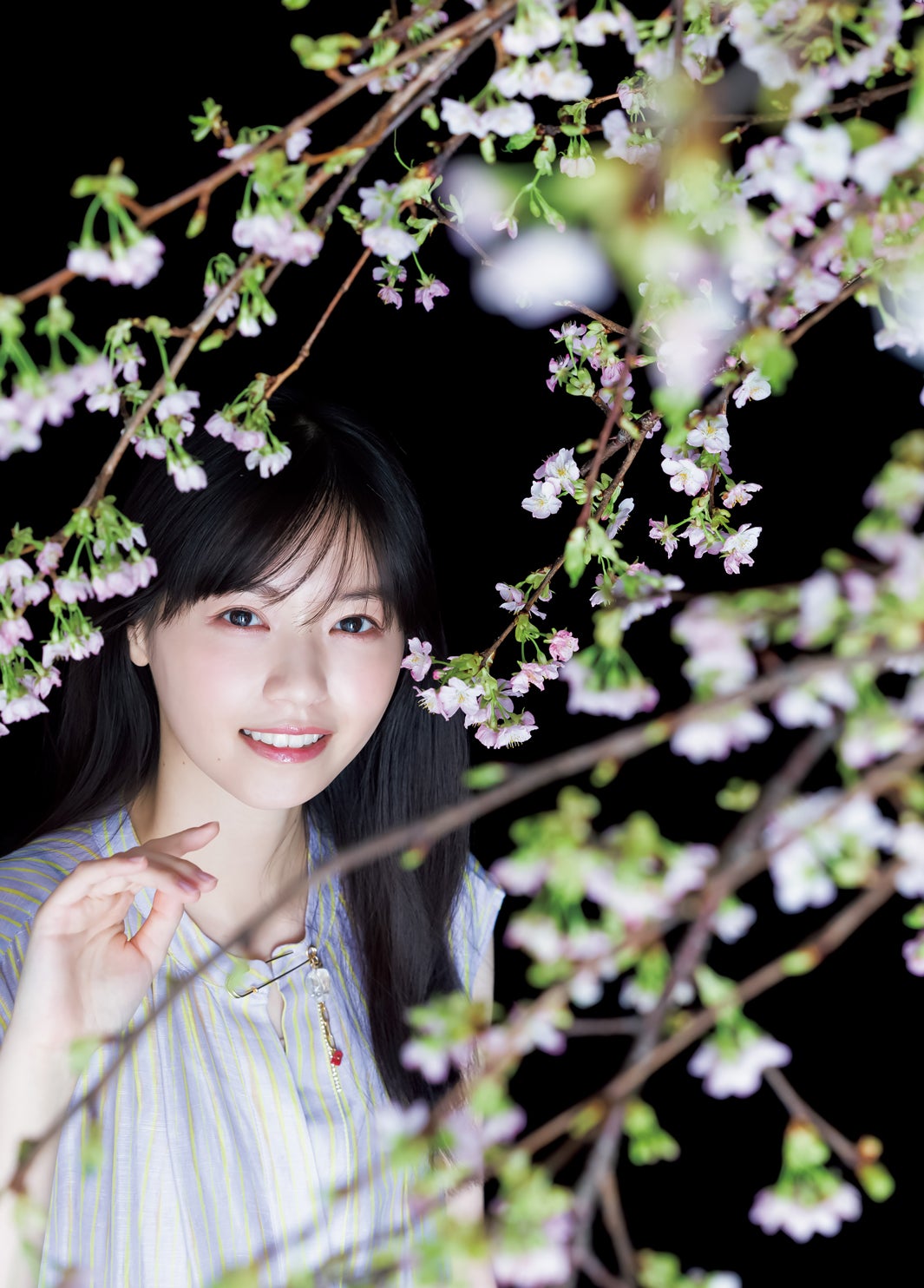 西野七瀬、“蜂”モチーフグラビアで唯一無二の可愛さ「ヤンジャン」2年ぶり表紙