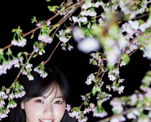 西野七瀬、“蜂”モチーフグラビアで唯一無二の可愛さ「ヤンジャン」2年ぶり表紙