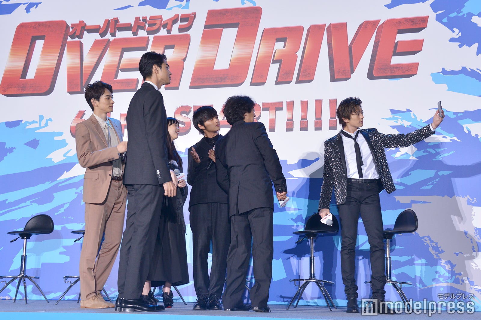 みんな集まってポーズを取ったが… （C）モデルプレス
