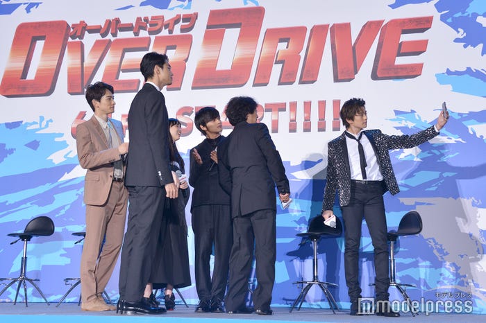 みんな集まってポーズを取ったが… (C)モデルプレス