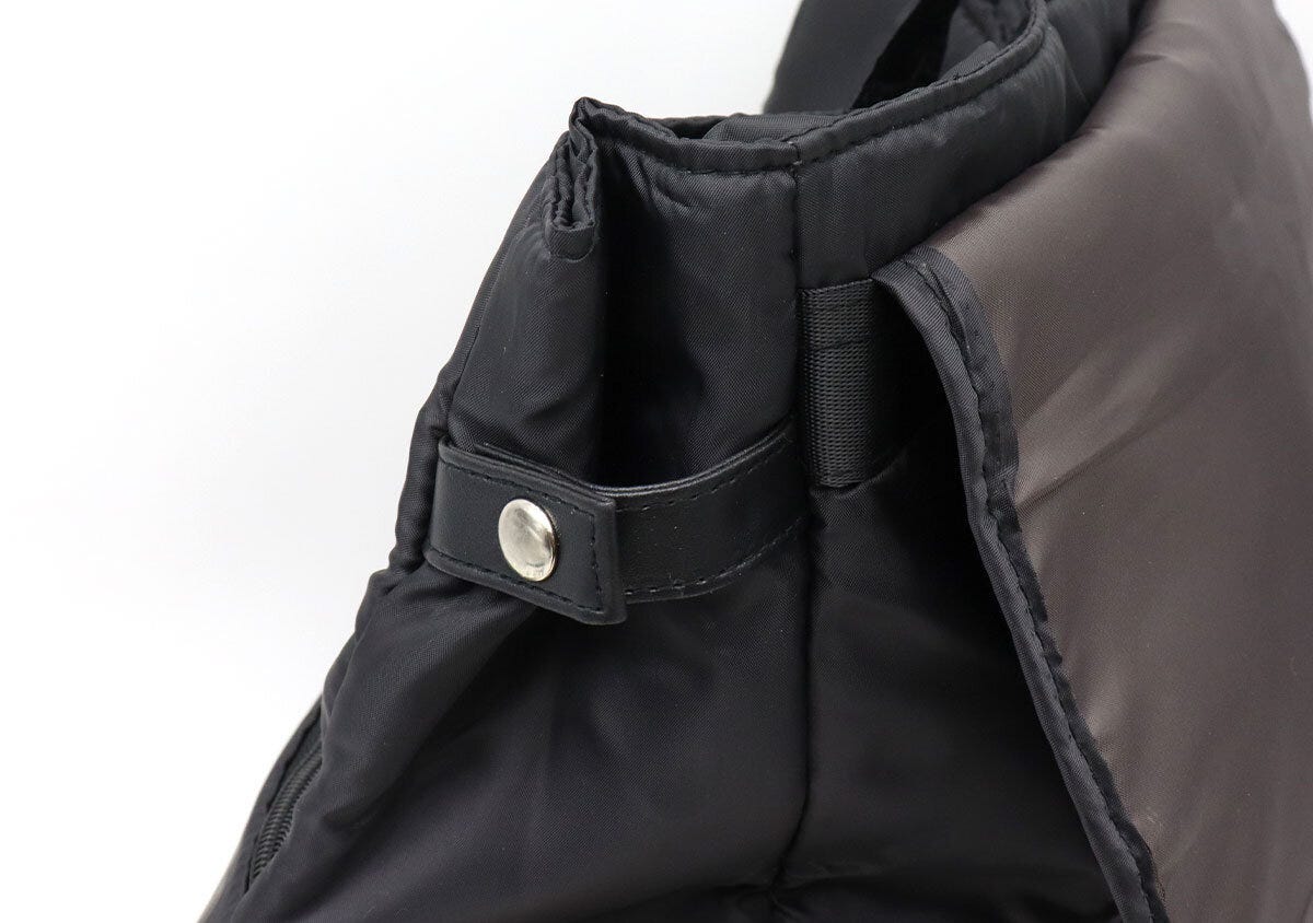 リュック両サイドのマチ幅調整ベルトのアップ