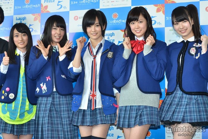 NMB48(左から:小谷里歩、山田菜々、山本彩、渡辺美優紀、小笠原茉由)