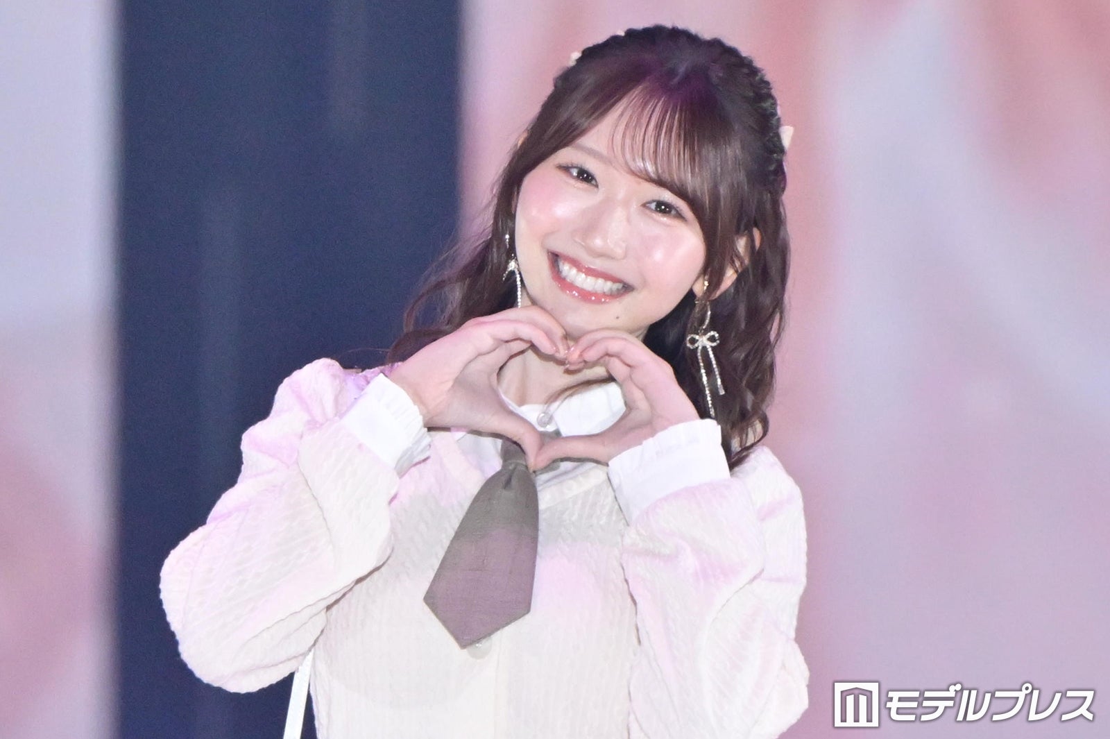 日向坂46藤嶌果歩「ガルアワ」初登場でハートポーズ ネクタイ×ミニスカのフェミニンコーデ【ガルアワ2026A/W】