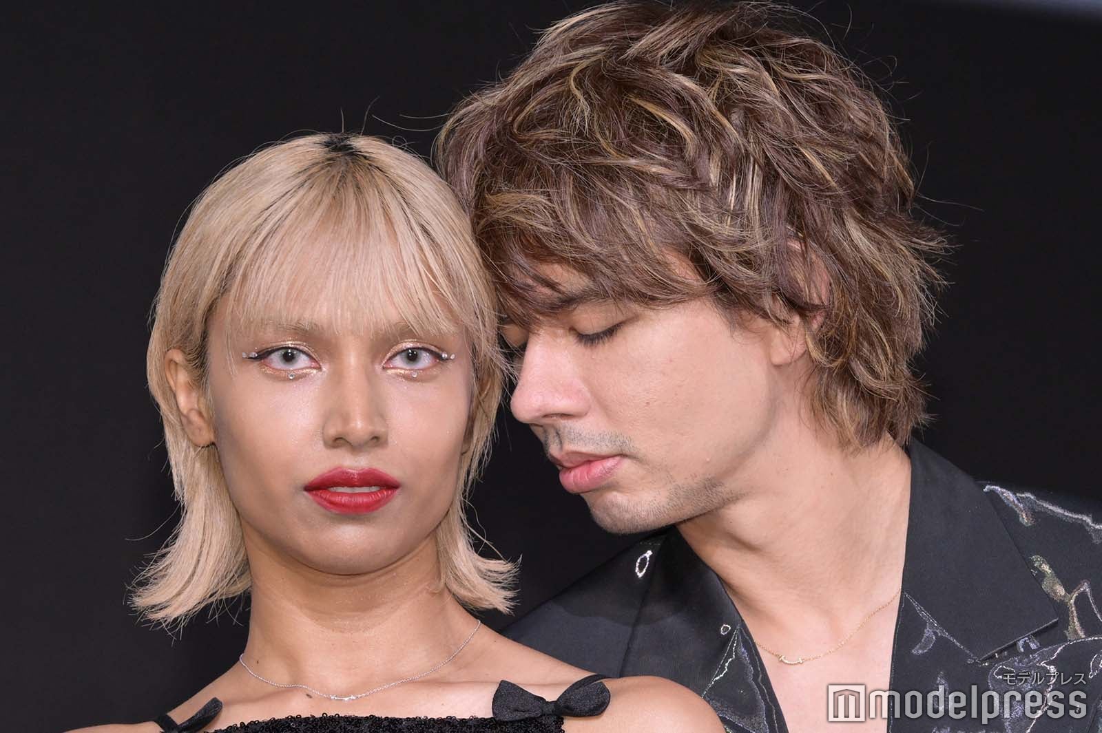 シャラ ラジマ、オカモトショウ（C）モデルプレス