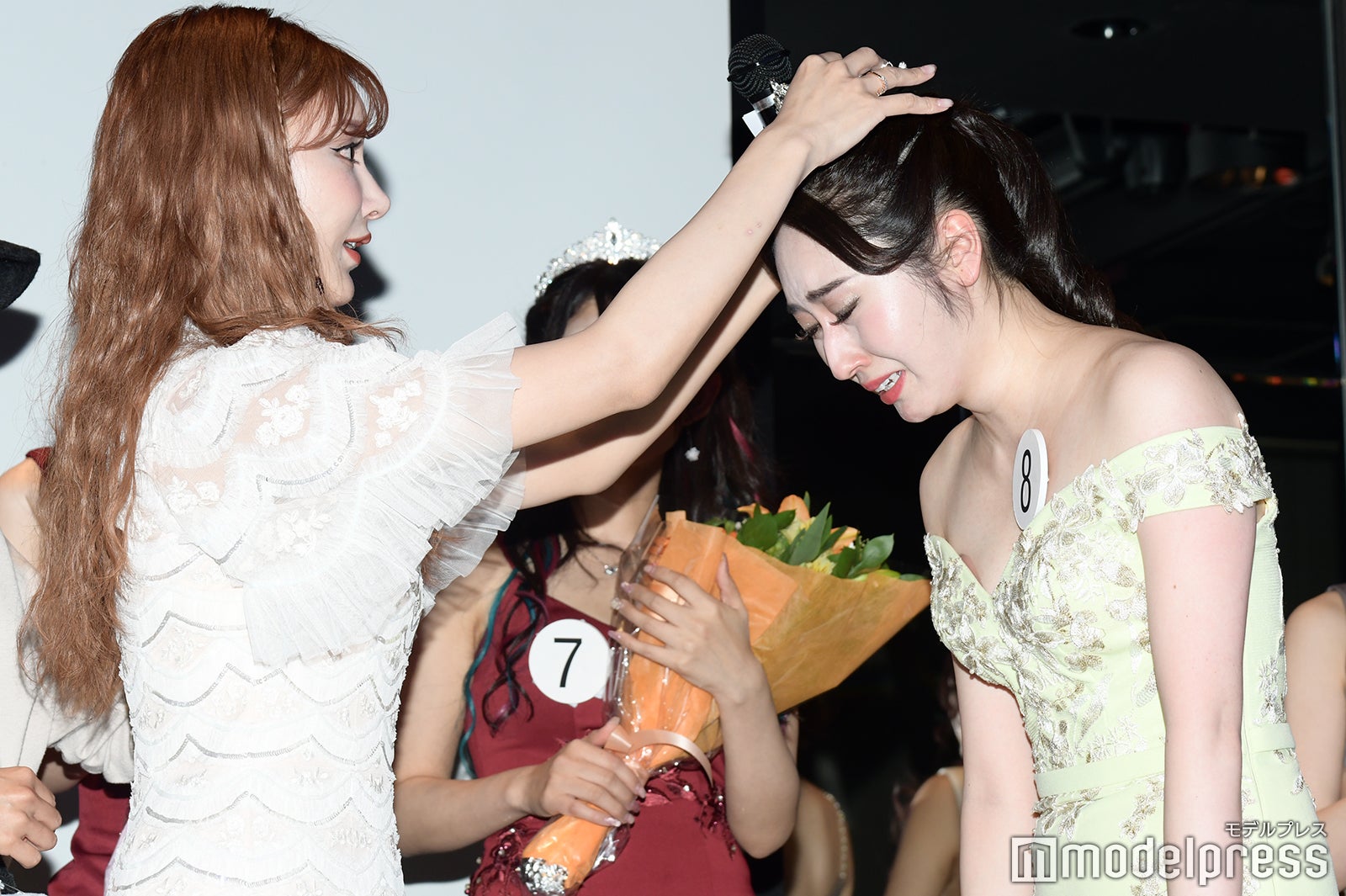 明日花キララからティアラ贈呈（C）モデルプレス