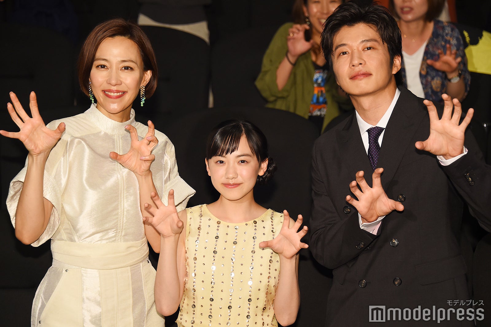 （左から）木村佳乃、芦田愛菜、田中圭（C）モデルプレス