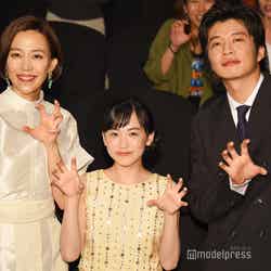 （左から）木村佳乃、芦田愛菜、田中圭（C）モデルプレス