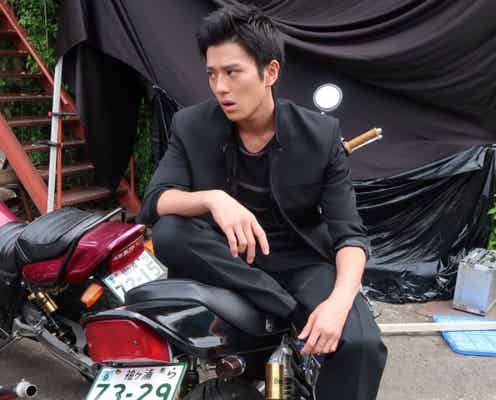 新田真剣佑「現場の皆が釘付け」真っ黒学ランで“全国の女子待望”の不良姿<僕たちがやりました>