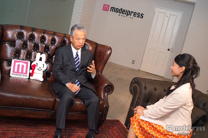 甘利明大臣、長崎真友子フリーアナウンサー(C)モデルプレス