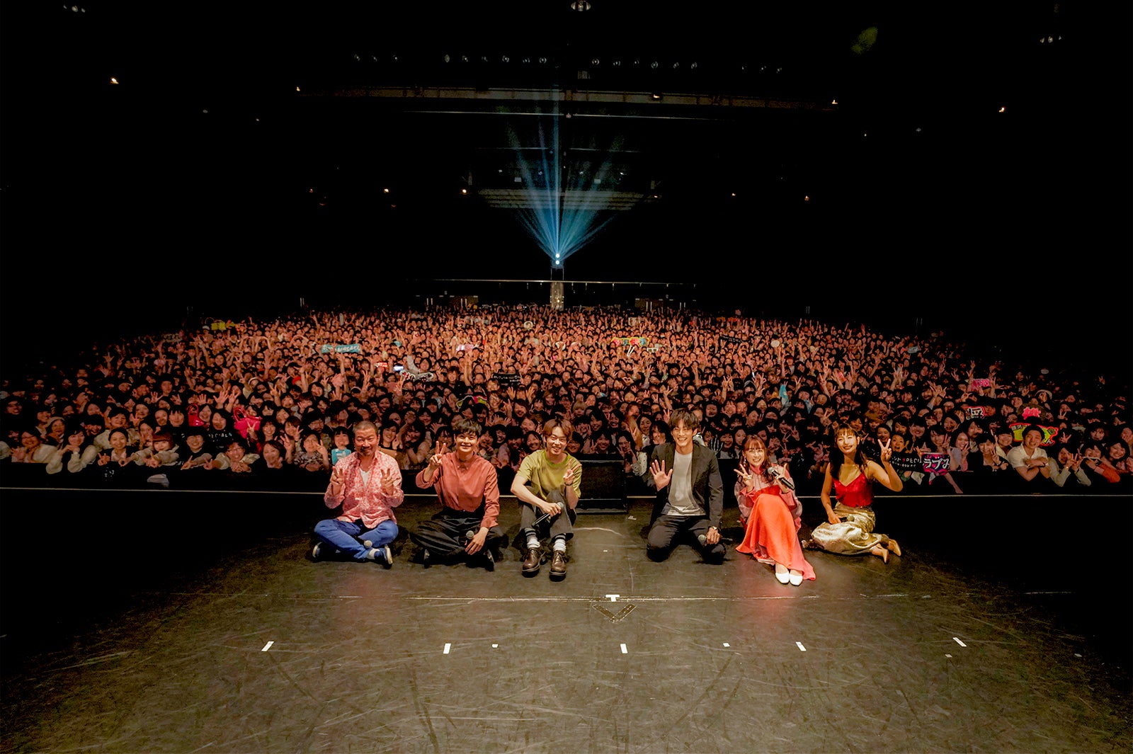 ファンと記念撮影（提供写真）