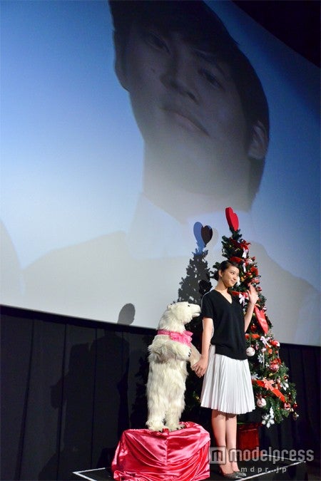 武井咲と松坂桃李（スクリーン）