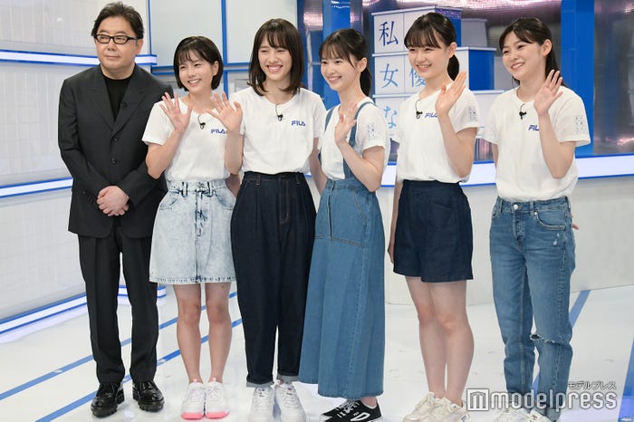 (左から)秋元康、三浦涼菜、赤穂華、飯沼愛、武山瑠香、渋谷風花 (C)モデルプレス