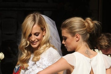 カーラ デルヴィーニュ 姉の結婚式で最新タトゥーを披露 モデルプレス