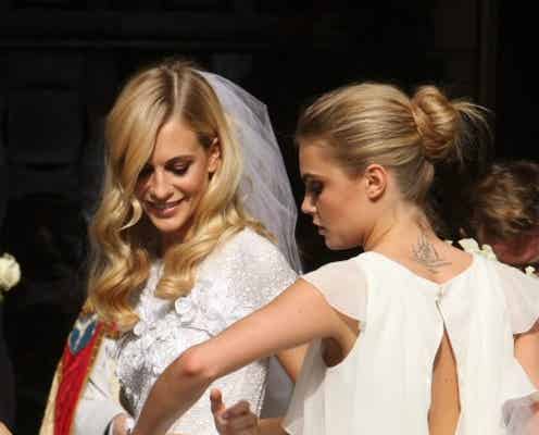 カーラ・デルヴィーニュ、姉の結婚式で最新タトゥーを披露