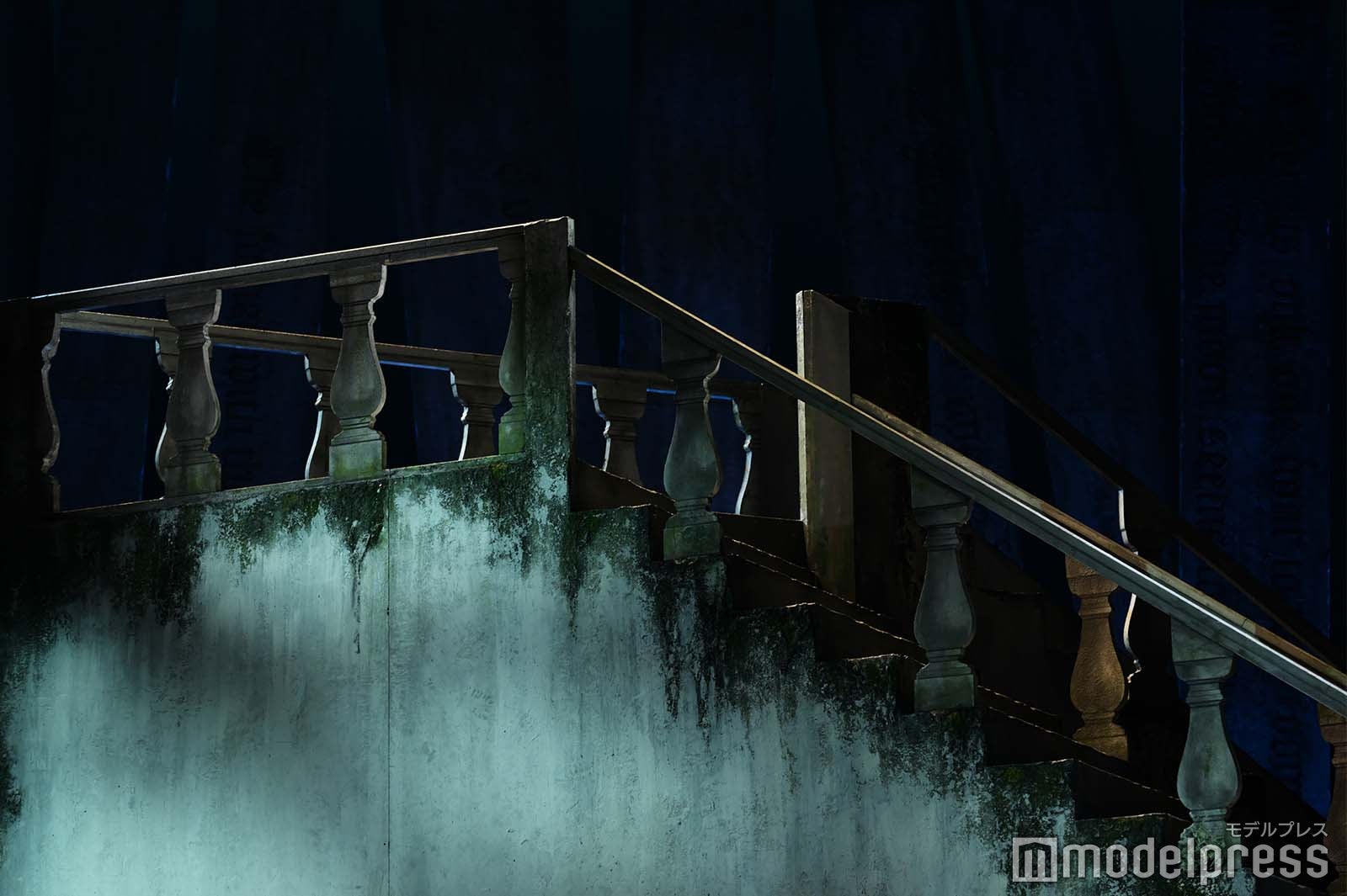 階段（C）モデルプレス