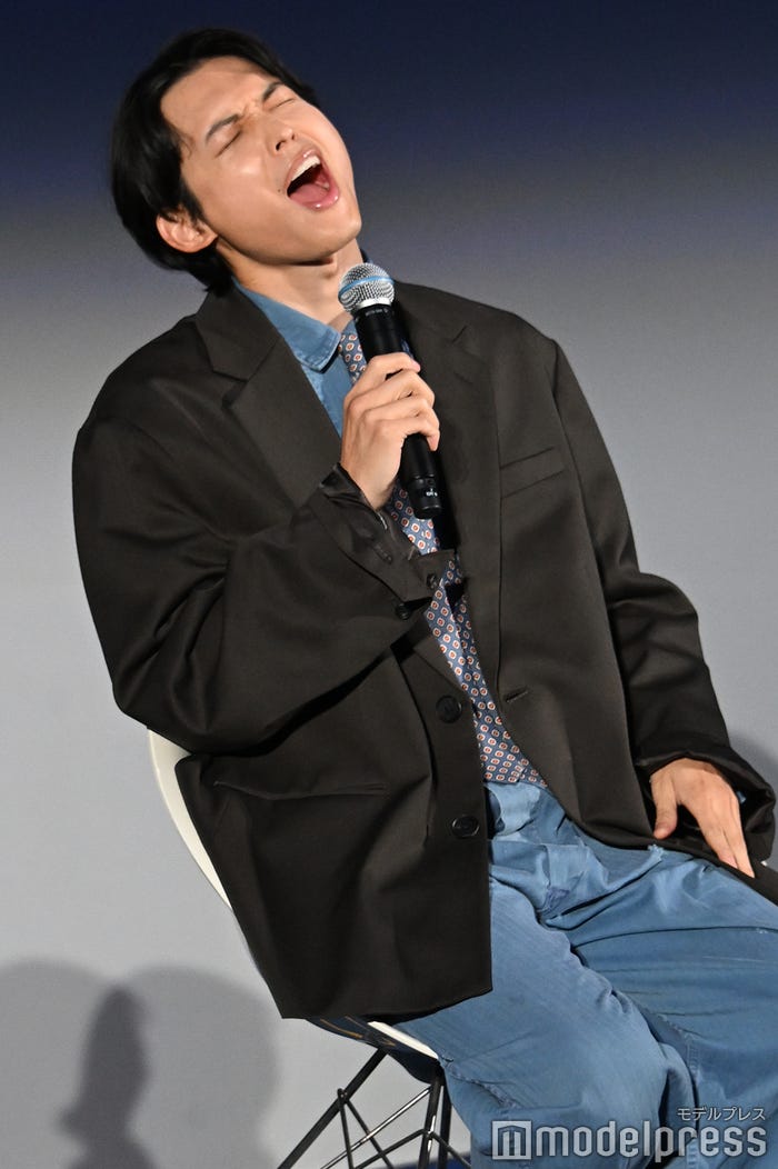 自分のことをテレビで見たことがあるという子どものマネをする松村北斗(C)モデルプレス