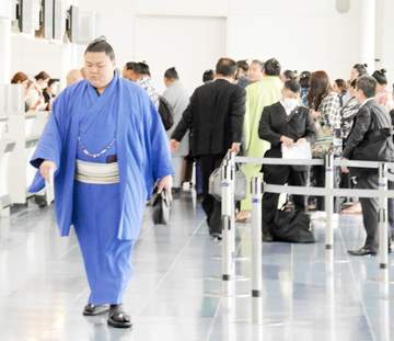 昨年はデマに憤った義ノ富士、大相撲パリ公演に出発「楽しみです」羽田空港に力士がズラリ