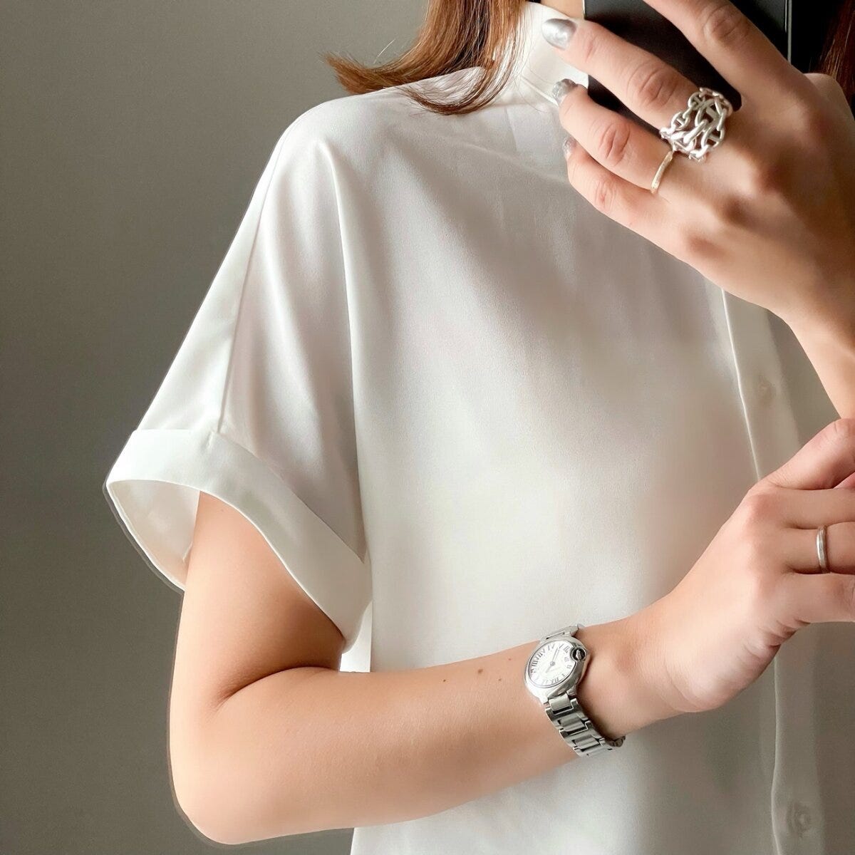 GUドレープシャツの袖ロールアップ部分