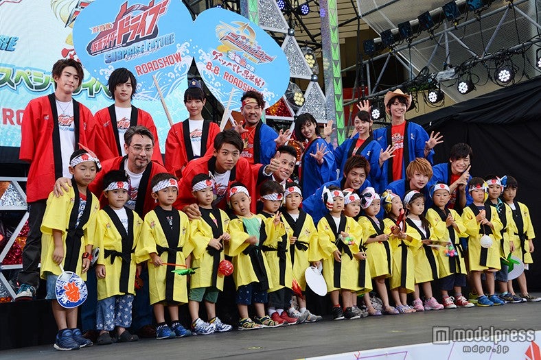 （上段左より）稲葉友、上遠野太洸、内田理央、藤本敏史、矢野優花、山谷花純、多和田秀弥（中央段左より）クリス・ペプラー、竹内涼真、柳沢慎吾、西川俊介、松本岳、中村嘉惟人