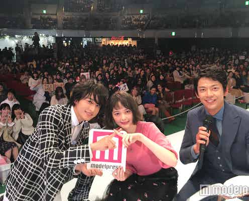 玉城ティナ&小関裕太、ステージ上で観客と記念撮影<神戸コレクション×モデルプレス>