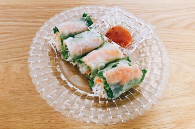 成城石井　海老の生春巻きをお皿に盛り付けたもの