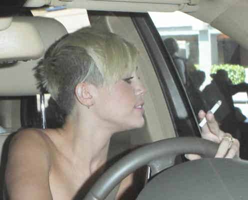 ブリトニー化進行中?マイリー・サイラス、タバコ片手に運転